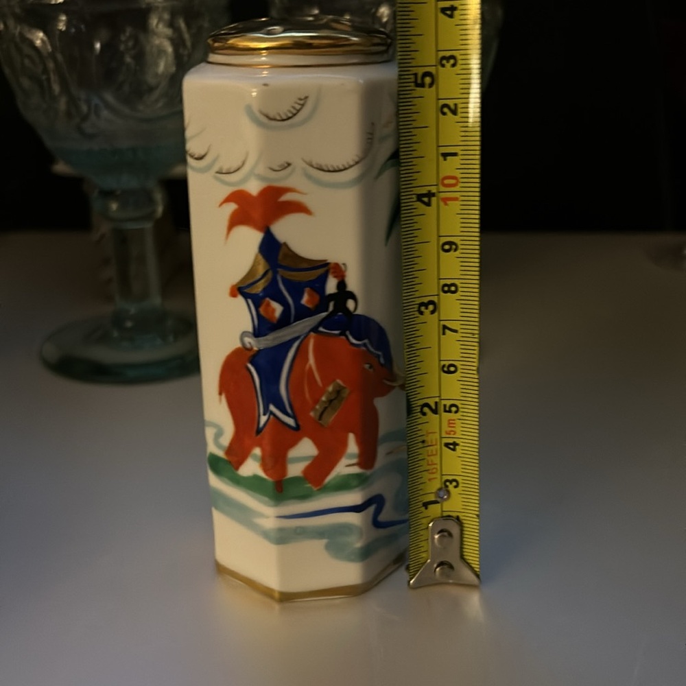 Japanese, hand painted cheese / spice shaker. 5.25” - Picture 9 of 9